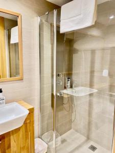 布里奥内斯Casa Moneo的带淋浴和盥洗盆的浴室