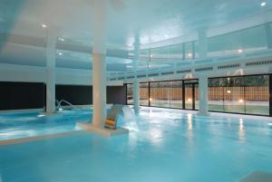 阿拉贡省巴尔内阿里奥阿拉马酒店内部或周边的泳池