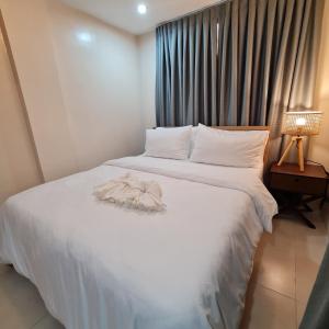 塔比拉兰Urban Homes Bohol的一间酒店客房,配有一张带毛巾的床