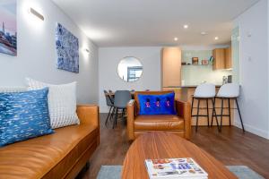 伦敦Modern & Spacious 2 Bedroom in Central London的客厅配有沙发和桌子