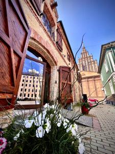 里加Urban Van Glamping Riga的一座建筑,前方有鲜花