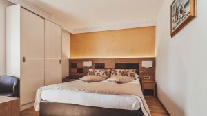 诺维格勒伊斯特拉西塔尔酒店的一间卧室配有一张大床和两盏灯。