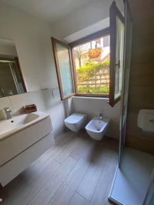 菲耶梅堡Almida的一间带水槽和卫生间的浴室以及窗户。