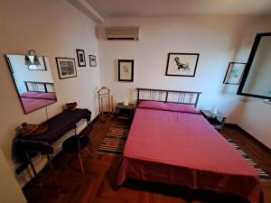 蒙德罗Villino Olga的一间卧室配有一张红色的大床和一张沙发