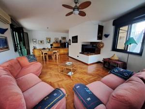 蒙德罗Villino Olga的客厅配有两张沙发和一张桌子
