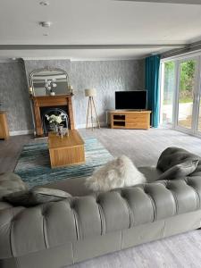 爱丁堡Cameron Coach House Modern Property in Murrayfield Edinburgh的带沙发和壁炉的客厅