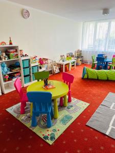 济夫努夫Jantar Medical Spa的一间教室,配有桌子和五颜六色的椅子