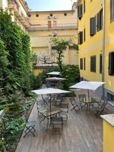 米兰帕尔马酒店的庭院里一组桌椅和遮阳伞