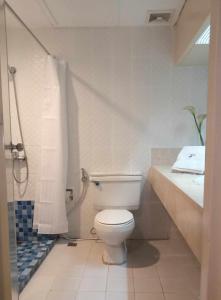 马尼拉Paragon Tower Hotel的浴室配有卫生间、淋浴和盥洗盆。