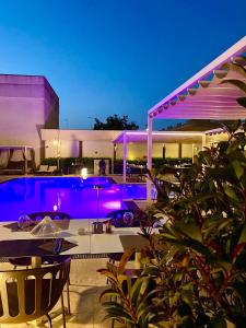 米内尔维诺迪莱切卡萨诺瓦住宿加早餐酒店的享有泳池美景。