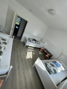 卡塞尔Ferien - Wohnung In Kassel Waldau Zentral的客厅配有白色家具和木地板