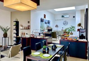 米内尔维诺迪莱切卡萨诺瓦住宿加早餐酒店的一间带桌椅的餐厅和一间厨房