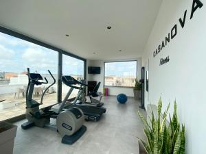 米内尔维诺迪莱切卡萨诺瓦住宿加早餐酒店的一个带跑步机和椭圆机的健身房,位于带窗户的房间内