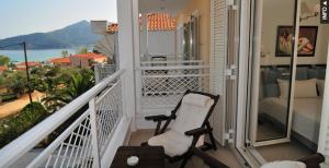 克里斯阿穆迪亚Maisonettes Athina的海景阳台上的椅子