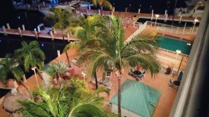 基拉戈安克雷奇度假村的享有度假村的空中景致,设有游泳池和棕榈树