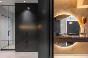 布加勒斯特Urbanstay Suites - Prime Location Designer Suite的厨房设有黑色和金色的墙壁