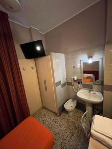 米兰帕尔马酒店的一间带水槽和卫生间的小浴室