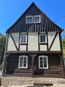 卡劳特格瑞斯赫LIETHE 13 - Ferienhaus am Malerweg的大型木制房屋,设有白色窗户