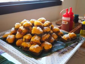 尖竹汶Annowa Resort - Chanthaburi的桌上的食品拼盘,配上一盘食物