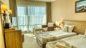 阳光海滩DIT依维卡海滩俱乐部酒店 - 全包的酒店客房,配有两张床和椅子