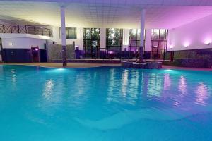 利兹利兹北部乡村酒店的大楼内一个蓝色的大型游泳池