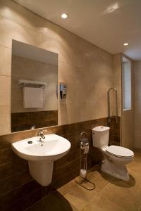 锡古恩萨布兰卡夫人旅馆的一间带水槽、卫生间和镜子的浴室