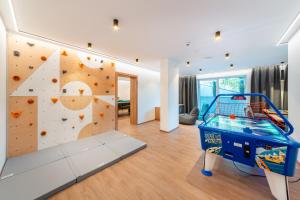 奥贝劳Das Lenz by Inncomer的一间带岩墙的房间和一个攀岩健身房