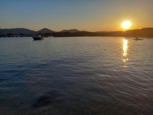 波尔图圣保罗Sleep in the bay on my boat的湖上日落,水中泛舟