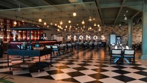 都拉斯Kronos Hotel的一间带椅子和 ⁇ 板的餐厅