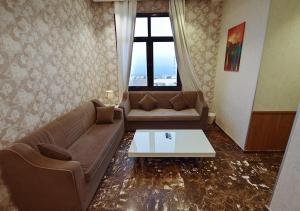 科威特Rihanna Hotel Apartment的客厅配有沙发和桌子