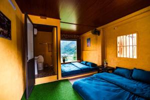 同文Đồng Văn Panorama Homestay的一间卧室设有两张床和大窗户