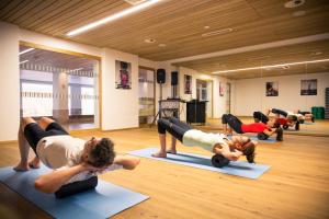 祖尔斯ROBINSON ALPENROSE Zürs的一群人在健身房做瑜伽