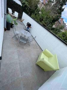 蒙斯Charmant appartement au look design的庭院配有桌椅和白色墙壁。