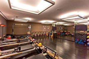 拉斯维加斯Modern Luxury 17 Floor Panoramic Huge Corner Suite的健身房设有保龄球馆,配有围栏和球