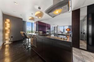 拉斯维加斯Modern Luxury 17 Floor Panoramic Huge Corner Suite的一个带台面的大岛的厨房