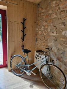 马尔萨讷Jolie maison à Marsanne的停在石墙旁边的自行车