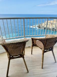 伊科德洛斯维诺斯Apartment Blue Monis with Amazing Views的阳台配有两把椅子,享有海景。