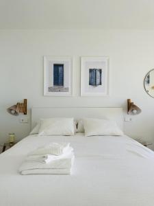 伊科德洛斯维诺斯Apartment Blue Monis with Amazing Views的一张白色的床,上面有两条白色毛巾