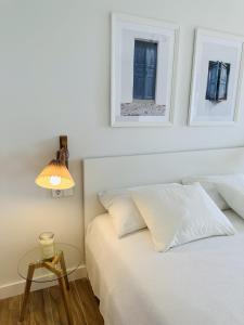 伊科德洛斯维诺斯Apartment Blue Monis with Amazing Views的一间卧室配有一张床和一张带台灯的桌子