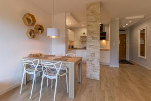 斯克拉斯卡波伦巴RentPlanet - Apartament Bawaria的厨房以及带桌椅的用餐室。