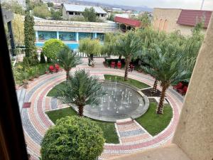 埃里温亚美尼亚皇宫酒店的享有带喷泉和棕榈树的庭院的景色