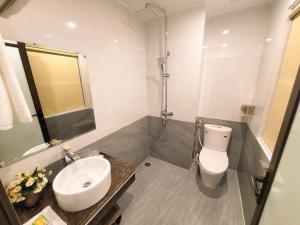 下龙湾Tuấn Linh Hotel的浴室配有白色卫生间和盥洗盆。
