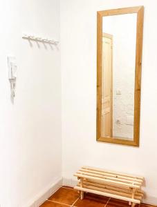 拉斯加莱塔斯Casa Veronica 3 , 1 dormitorio的镜子和木凳