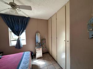 马盖特Playa Del Mar 12的一间卧室配有一张床和吊扇