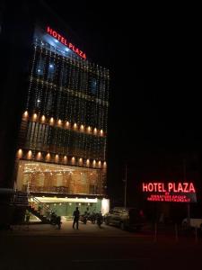 商沙巴Hotel Plaza Airport Zone的一家晚上在上面标有标志的酒店