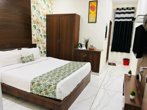 商沙巴Hotel Plaza Airport Zone的一间卧室配有一张带木制床头板的床