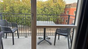 瓦埃勒City Apartment Dæmningen Vejle的阳台享有桌椅的景色
