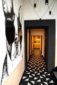 柏林Hotel AVAlex的走廊上挂着一幅带太阳镜的骆驼画