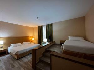 卡尔达诺阿尔坎波贝斯特韦斯特卡瓦利瑞德拉科洛纳酒店的酒店客房带两张床和楼梯