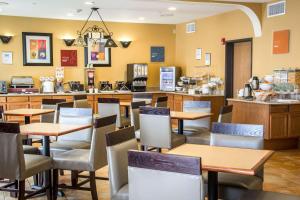 圣安东尼奥拉克兰海洋世界凯富套房酒店的一间带桌椅和柜台的餐厅